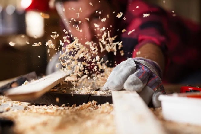 Schreiner arbeitet an einem Holzwerkstück