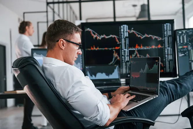 Mann überwacht Strom- und Gaskosten auf einem Laptop
