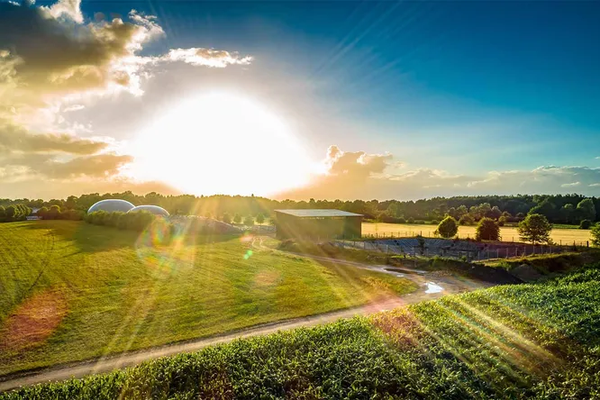 Biogasanlage in dramatischem Sonnenlicht