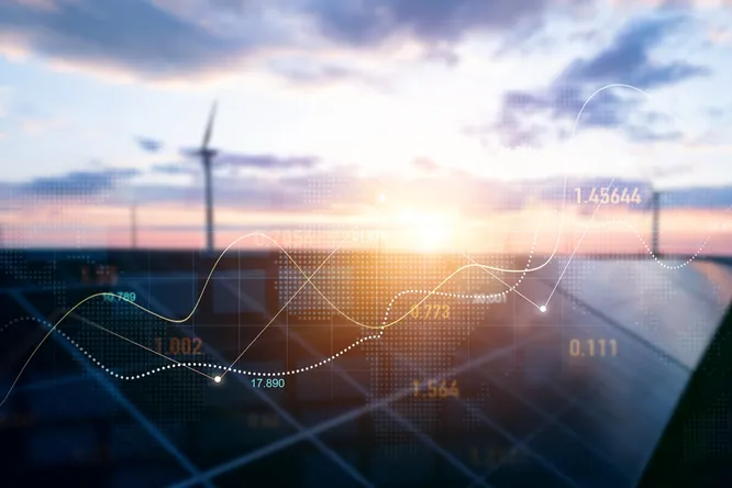 Solarpaneele und Windräder im Dämmerlicht. Zahlen und Datenkurven sind im Vordergrund zu sehen.