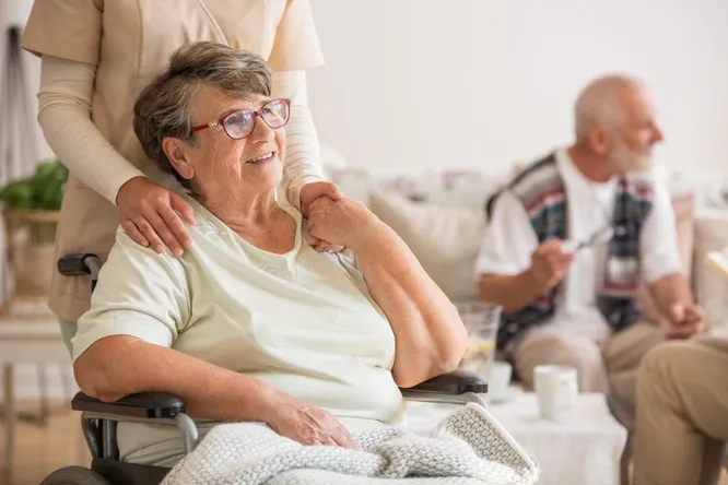 Ältere Frau in einer Pflegeeinrichtung